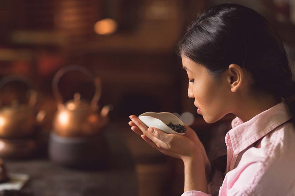 Risveglio delle foglie di tè Pu-erh prima dell'infusione – rituale xing cha