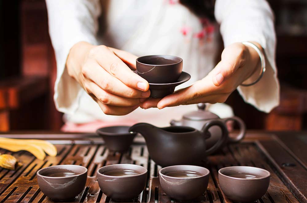 Preparazione del tè Pu-erh nello stile gongfu dopo il risveglio