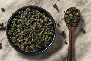 Il mondo dell’oolong: Un viaggio tra fragranza, fuoco e nebbia di montagna